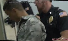 Polisi gay dan seorang remaja yang tunduk turun dan kotor dalam video kelompok ini