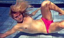 Rus genç Elena Prokovas doğal göğüsleri ve mükemmel vücuduyla havuzda