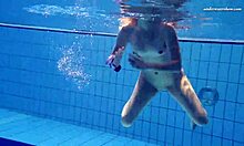 Η Ρωσίδα έφηβη Έλενα Πρόκοβας έχει φυσικά βυζιά και τέλειο σώμα στην πισίνα