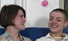 Amanti lesbiche condividono un dildo e si danno piacere a vicenda con il seno