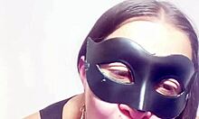 Amatőr videó a feleség barátjáról, amint krémes befejezéssel maszturbál
