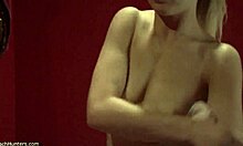 มือสมัครเล่นผมสีทองแสดงร่างกายเปลือยร้อนของเธอในวิดีโอ HD