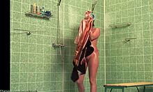 スリムな素人がシャワーで濡れた裸体を見せる(HD盗撮)