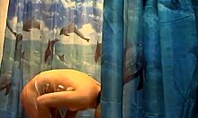 Voyeur video s tmavovlasou babou v sprche