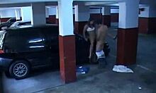 Una bruna prende il cazzo del suo ragazzo in un parcheggio