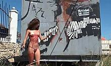 Élő beszámoló egy nudista strandról, egy meztelen nővel