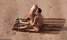 Любительская пара нудистов улизывает, чтобы насладиться сексом на пляже
