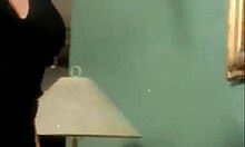 बस्टी बेब सोंड्रा हॉल 2 लड़कियों के वीडियो के साथ एक भावुक थ्रीसम में।