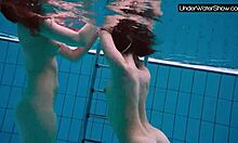 बुबारेक और उसकी गर्लफ्रेंड स्विमिंग पूल में मस्ती करते हैं।