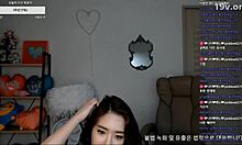 O coreeană amatoare face o muie pe webcam