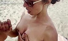 O fetiță europeană se bucură de mai multe mâini pe o plajă de nudiști