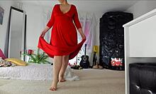 La sensuale matura Sonias in un video fatto in casa mostra le sue posizioni provocanti in un lungo vestito rosso, svelando la sua sottogonna pelosa, le gambe, i piedi e i fianchi, con un seno naturale
