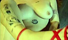 Rdečelaska lepotica daje oralni seks črnemu igralcu v ukradenem videu