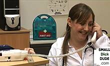 एक नर्स और फेमडोम ग्रुप एक होममेड वीडियो में एक छोटे लिंग वाले मरीज को खुश करता है।