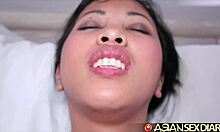 Interracial szex egy aranyos ázsiai MILF-vel, aki szereti megbaszni