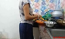 Video de cámara web de un bhabi local haciéndose sucio en el comedor