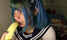 Amatérská cosplayová dívka se oddává deepthroatu s banánovou tématikou