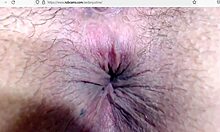 उत्तेजित महिला बड़े निपल्स और तंग योनि के साथ गंदे बुत में लिप्त है