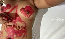Μια σπιτική Ασιάτισσα καλλονή χρωματίζει το σώμα της με κραγιόν