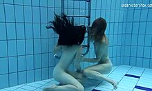 Les filles russes Clara Umora et Bajankina s'adonnent à une action sous-marine chaude
