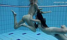 Rus kızlar Clara Umora ve Bajankina, sıcak su altı eylemine dalıyorlar