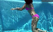 La vidéo maison de Jessica Lincolns met en vedette une chaude babe prenant une double pénétration dans la piscine