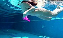 La vidéo maison de Jessica Lincolns met en vedette une chaude babe prenant une double pénétration dans la piscine