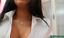Домашно видео на испанска приятелка, която се мастурбира на токчета